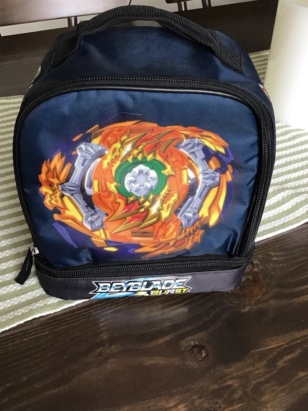 Intimo Beyblade Burst Fafnir dual compartment insulated lunch bag.
